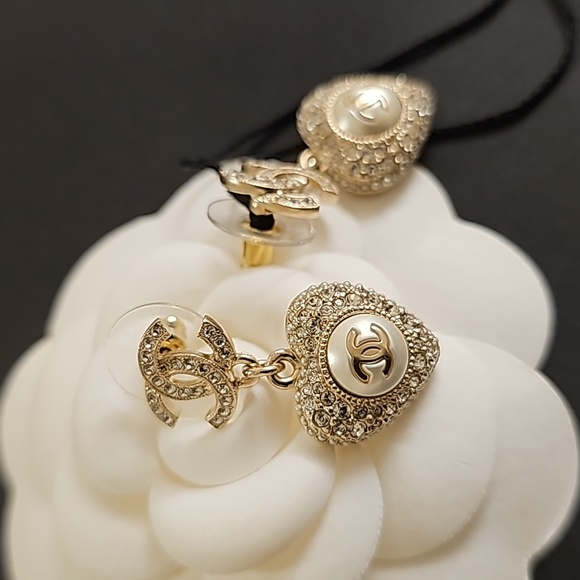 CHANEL 22B CC Logo dangle Earrings Gold &Crystals- Brand New witg tag ✨️ - Picture 4 of 9